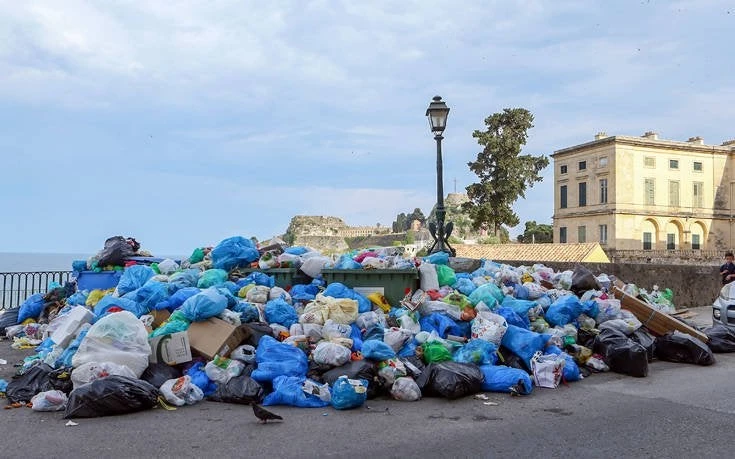 «Πλημμύρισε» η Κέρκυρα σκουπίδια -Σχηματίζουν βουνά στους δρόμους (εικόνες)